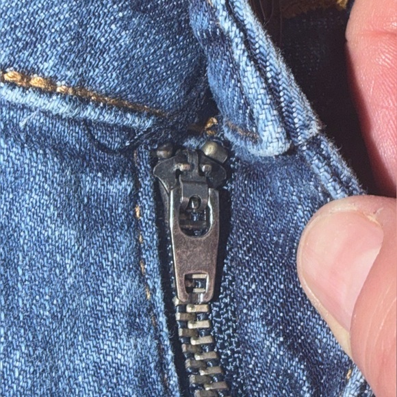 Women's size 6 Kut from the Kloth Distressed Blue Jeans - Picture 5 of 7